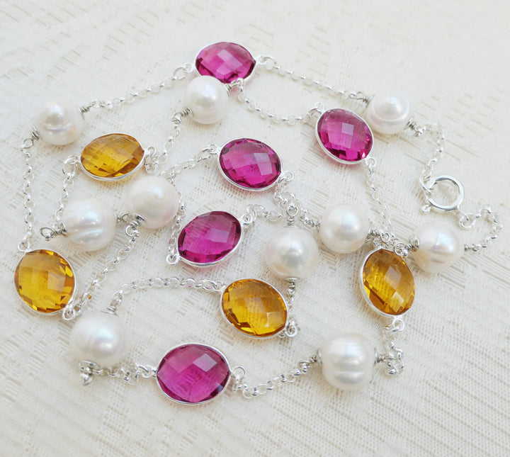 Longkette mit Süßwasserperlen und silbergefassten Steinen in Fuchsia und Gelb