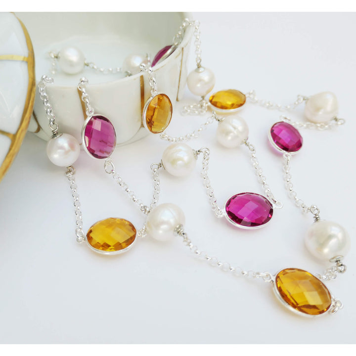 Longkette mit Süßwasserperlen und silbergefassten Steinen in Fuchsia und Gelb