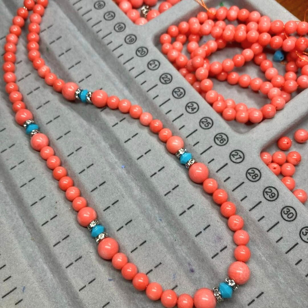 Sommerliche Korallenkette in Lachs und Türkis, handgefertigt bei Perlotte Schmuck