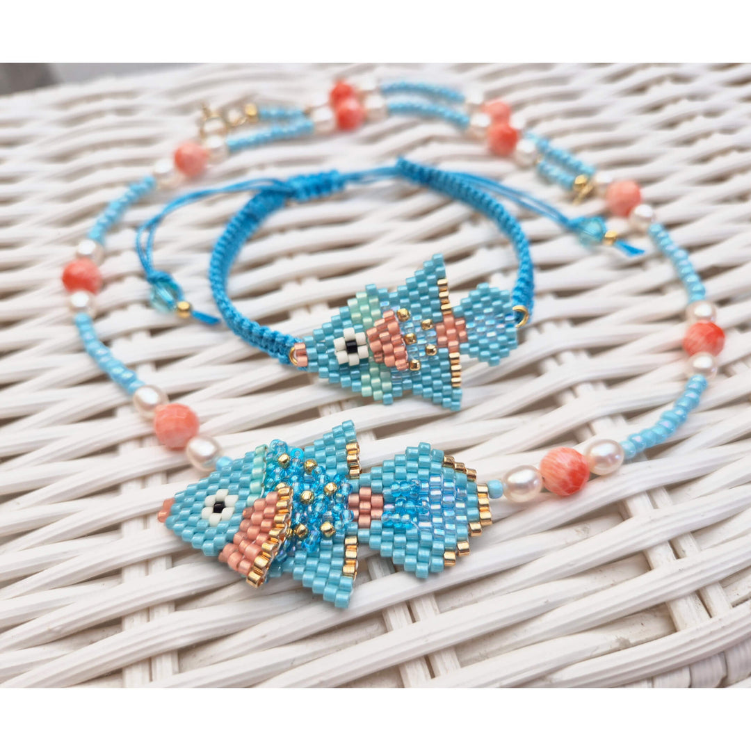 Detailaufnahme Perlenkette und Armband mit Fischchen, Koralle und Süßwasserperlen