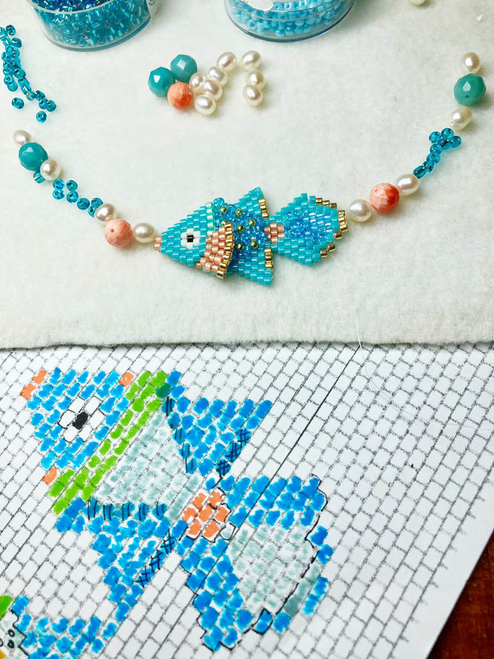 Makramee-Armband mit Fischchen bei der Anfertigung – handgefädelte Rocailles-Perlen, Perlotte Schmuck