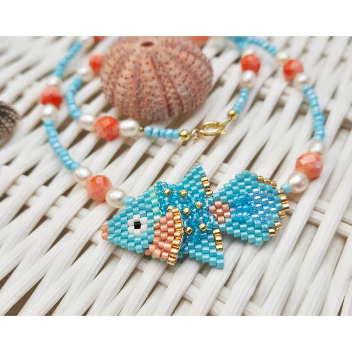 Sommerliche Perlenkette mit Fischchen, handgefertigt bei Perlotte Schmuck