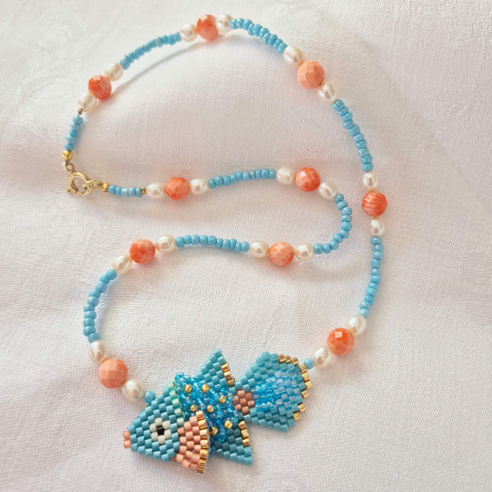 Sommerliche Perlenkette mit Fischchen, handgefertigt bei Perlotte Schmuck