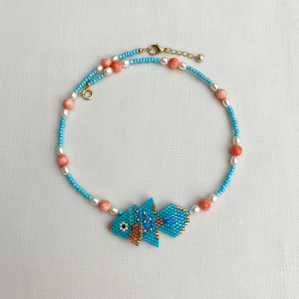 Perlenkette mit Fischchen aus Koralle und Süßwasserperlen, vergoldeter Verschluss – Perlotte Schmuck