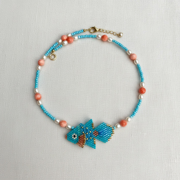 Perlenkette mit Fischchen aus Koralle und Süßwasserperlen, vergoldeter Verschluss – Perlotte Schmuck