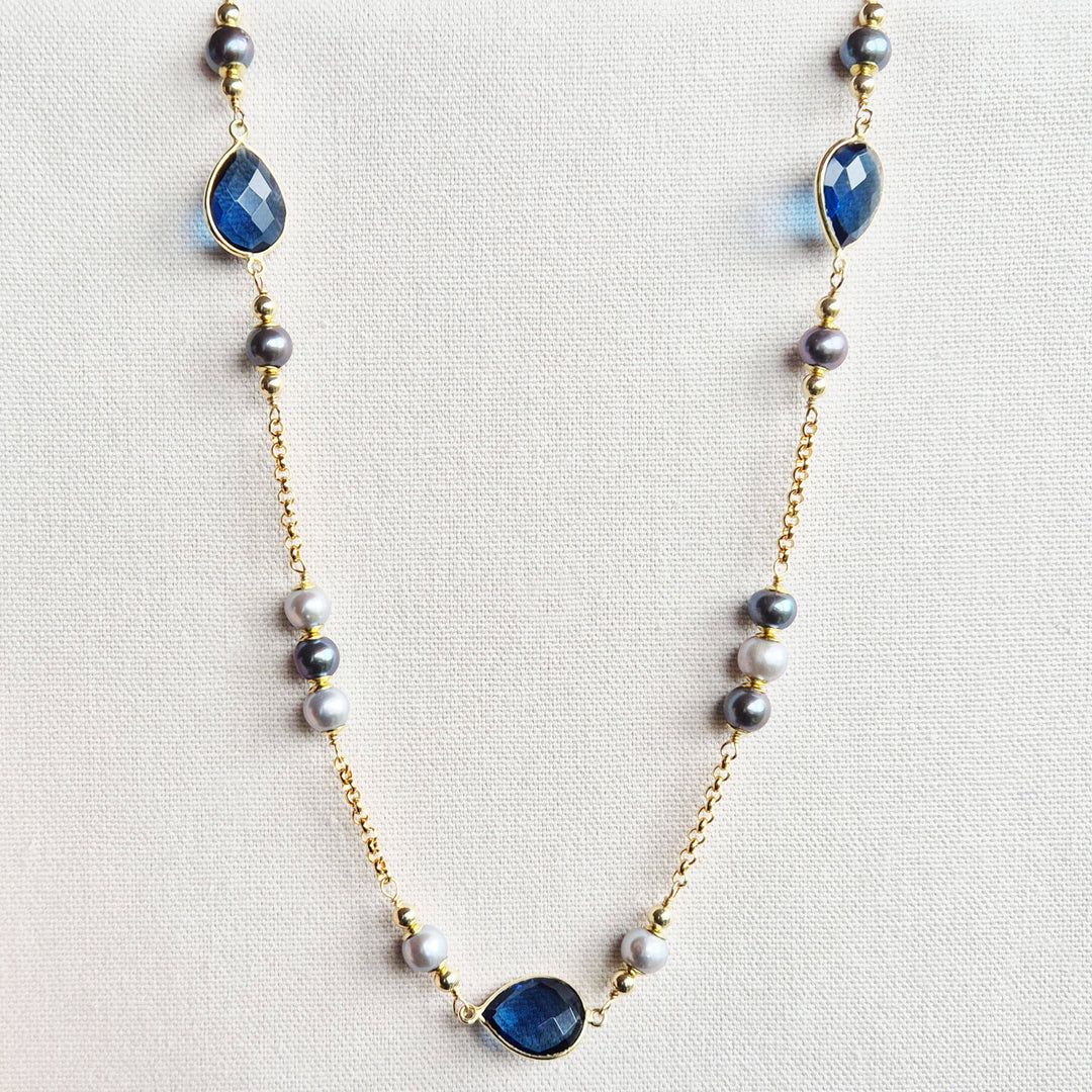 Lange Halskette mit blauen facettierten Steinen und grauen Süßwasserperlen