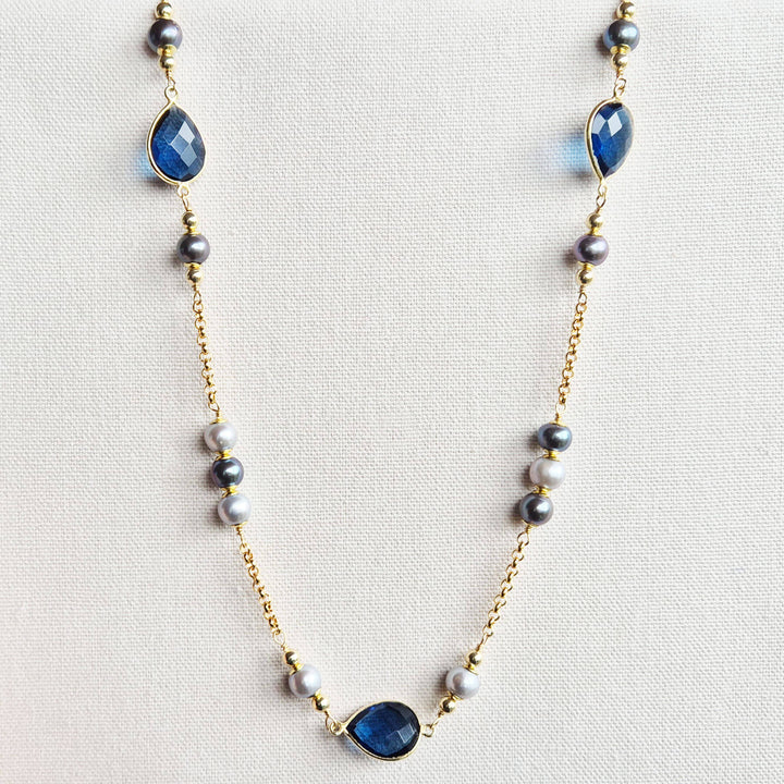 Lange Halskette mit blauen facettierten Steinen und grauen Süßwasserperlen