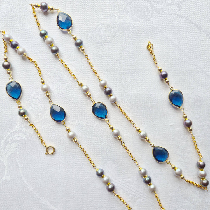 Lange Halskette mit blauen facettierten Steinen und grauen Süßwasserperlen