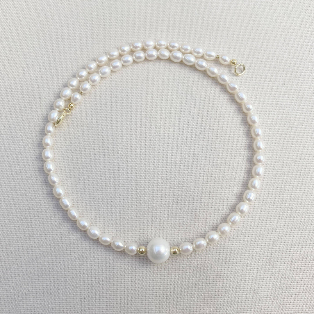 Weiße Perlenkette mit großer Mittelperle