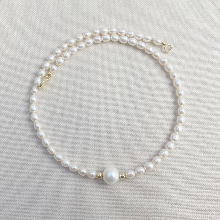 Weiße Perlenkette mit großer Mittelperle