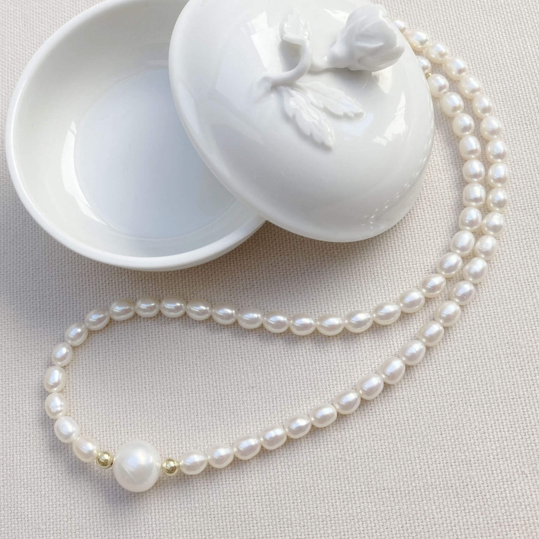 Weiße Perlenkette mit großer Mittelperle