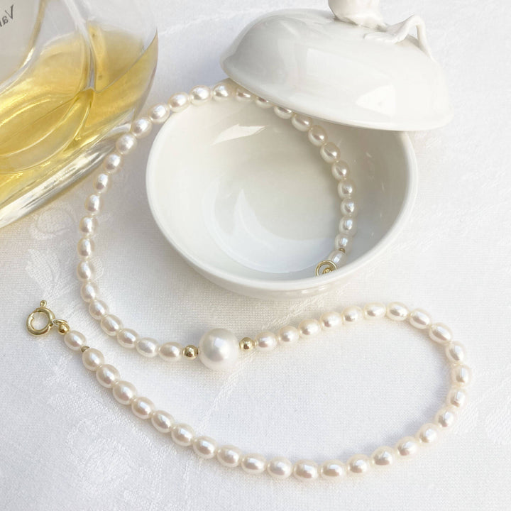 Weiße Perlenkette mit großer Mittelperle