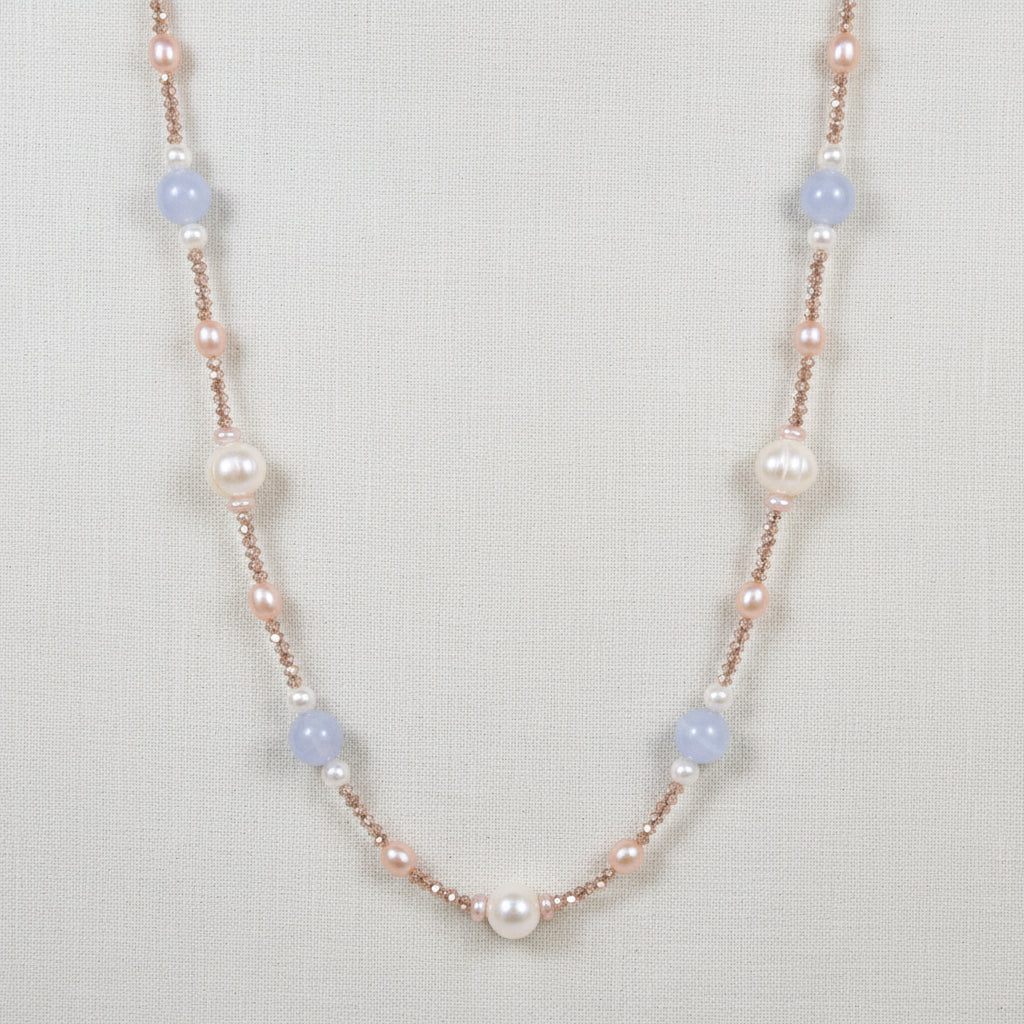 Longkette mit Perlen und Chalzedon