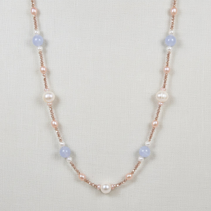 Longkette mit Perlen und Chalzedon