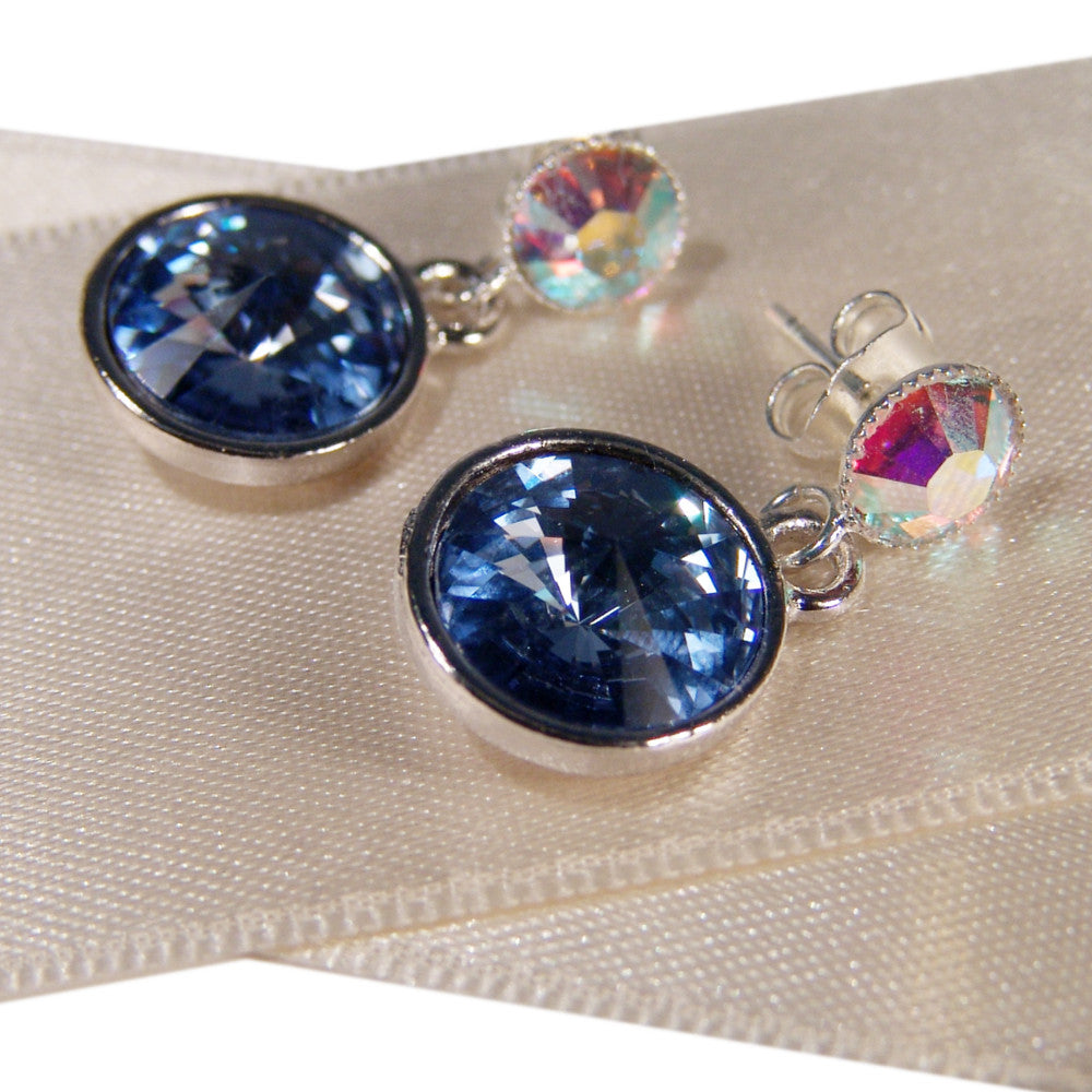 Detailaufnahme Kristall-Ohrstecker Blau und Opalschimmer, Swarovski-Kristalle in versilberter Fassung