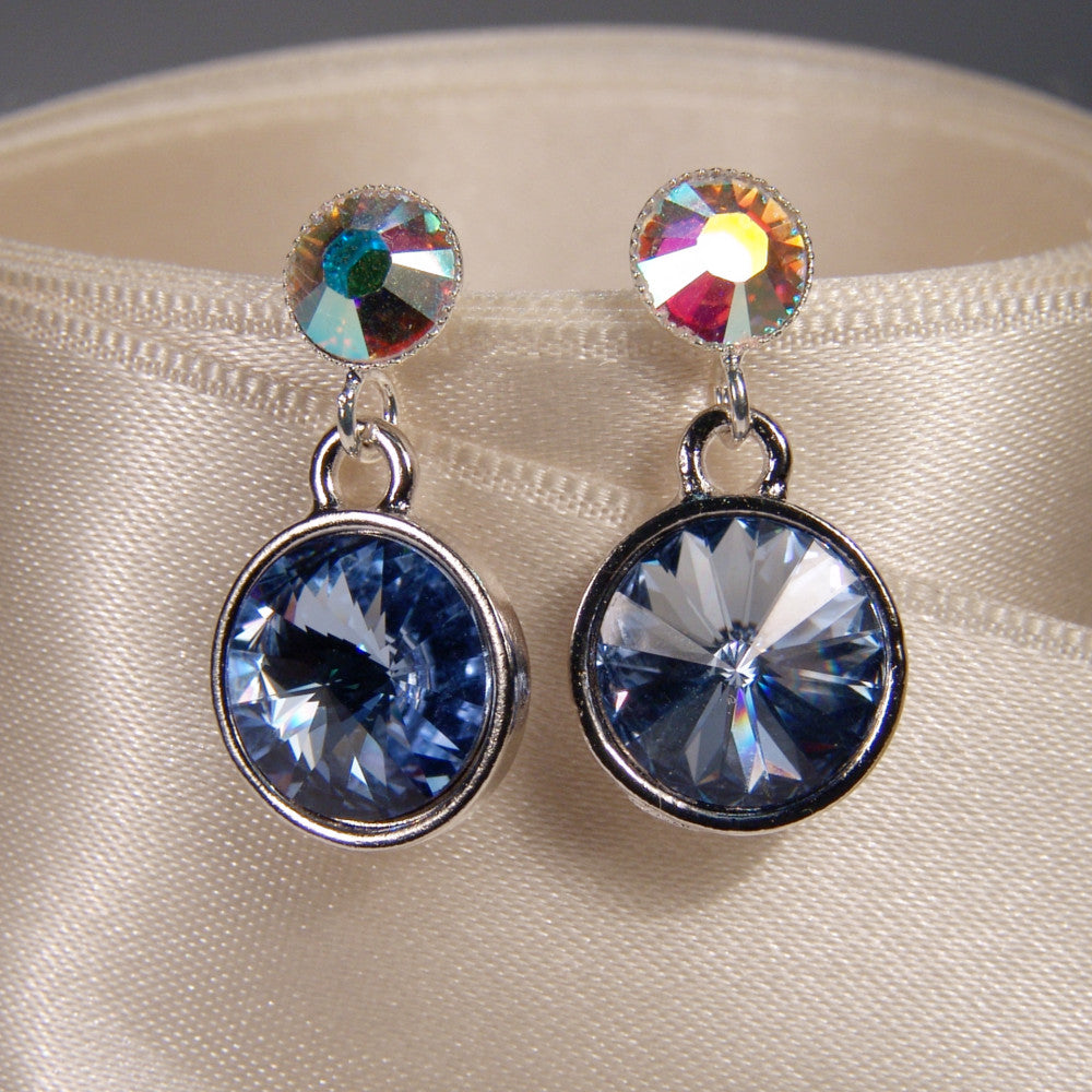 Detailaufnahme Kristall-Ohrstecker Blau und Opalschimmer, Swarovski-Kristalle in versilberter Fassung
