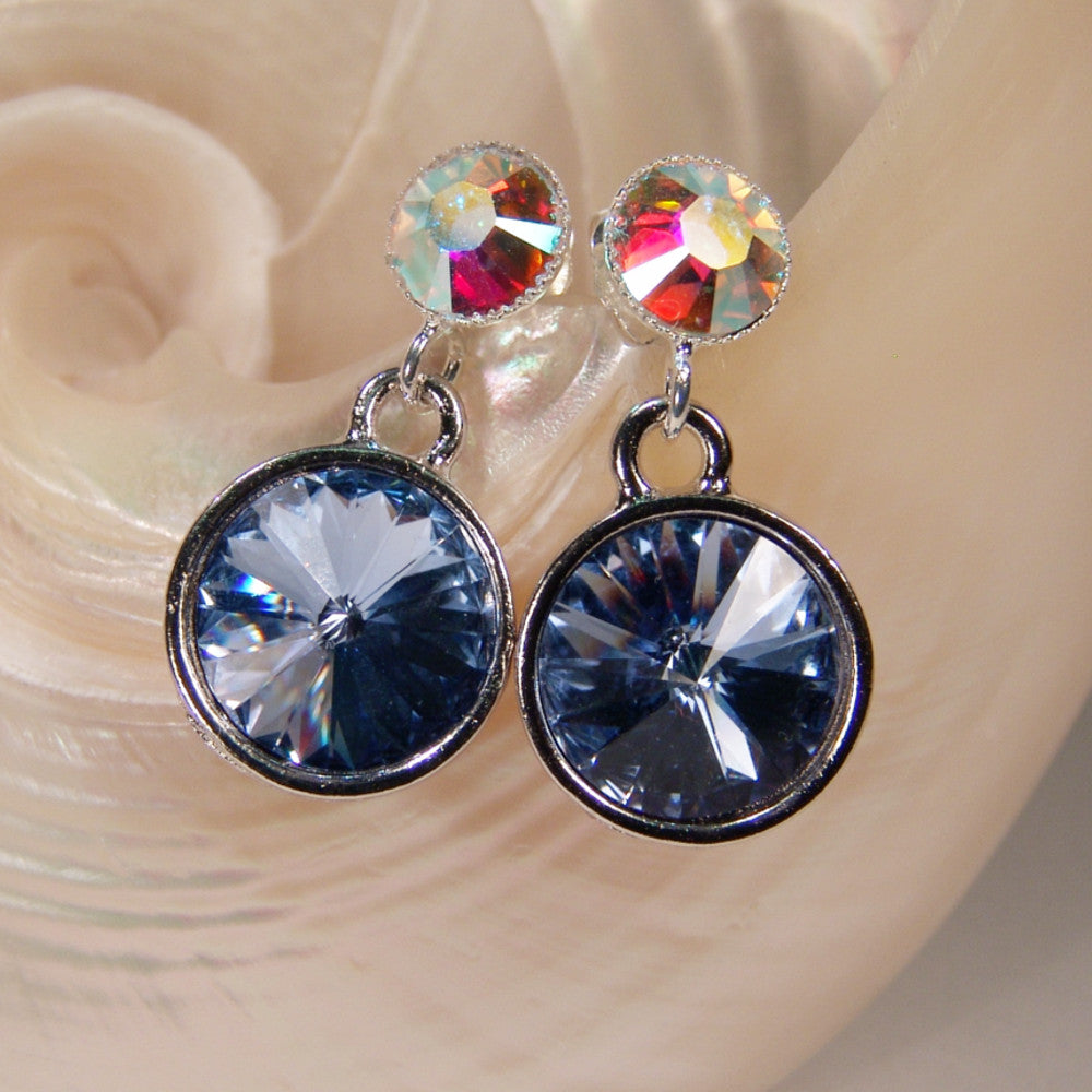 Detailaufnahme Kristall-Ohrstecker Blau und Opalschimmer, Swarovski-Kristalle in versilberter Fassung