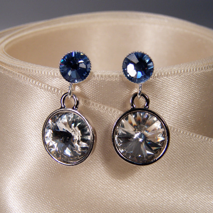 Detailaufnahme Kristall-Ohrstecker Blau und Kristall, Swarovski-Kristalle in versilberter Fassung