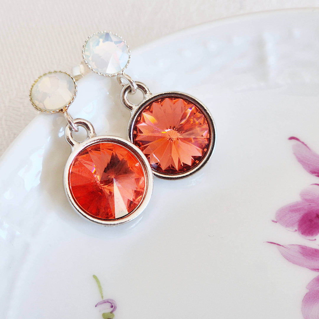 Detailaufnahme Kristall-Ohrstecker Lachs und Opalweiß, Swarovski-Kristalle in versilberter Fassung