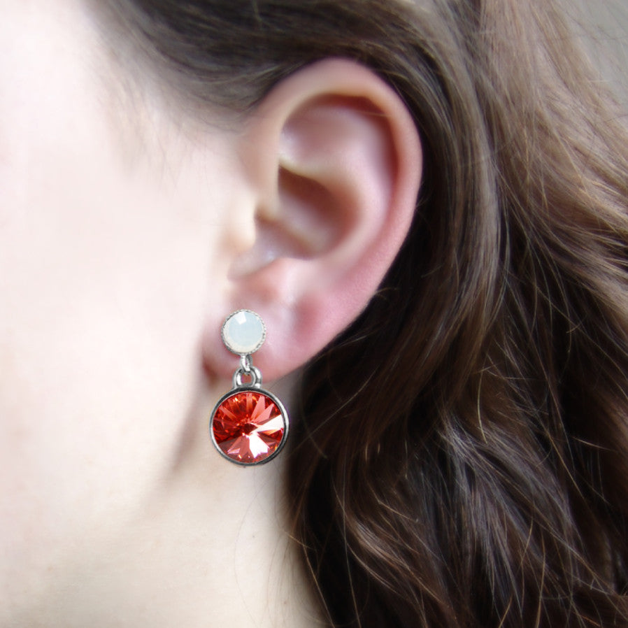 Kristall-Ohrstecker Lachs und Opalweiß getragen, funkelnde Swarovski-Kristalle
