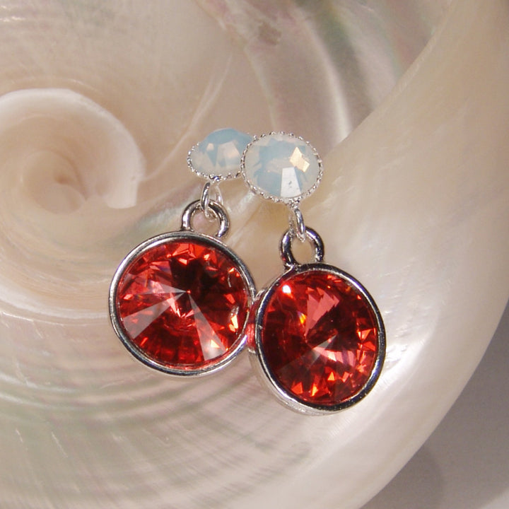 Detailaufnahme Kristall-Ohrstecker Lachs und Opalweiß, Swarovski-Kristalle in versilberter Fassung