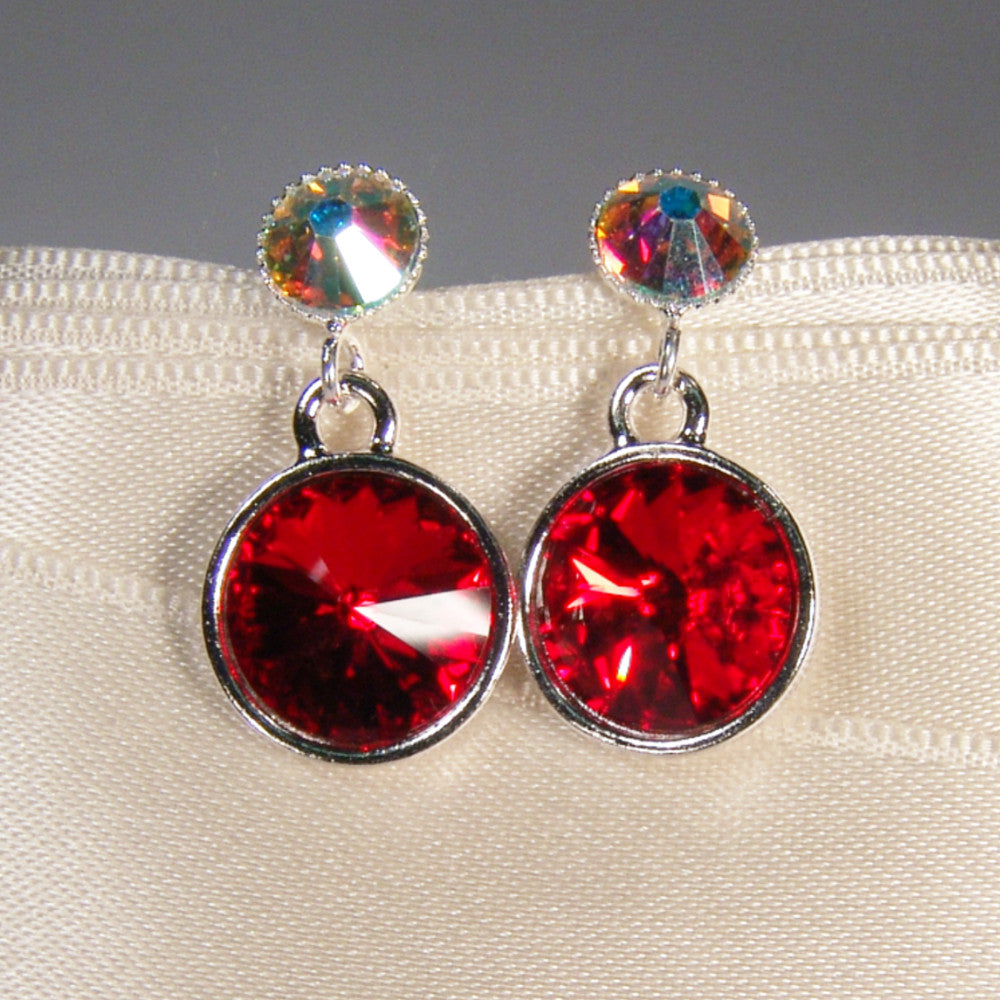 Detailaufnahme Kristall-Ohrstecker Rot und Opalschimmer, Swarovski-Kristalle in versilberter Fassung