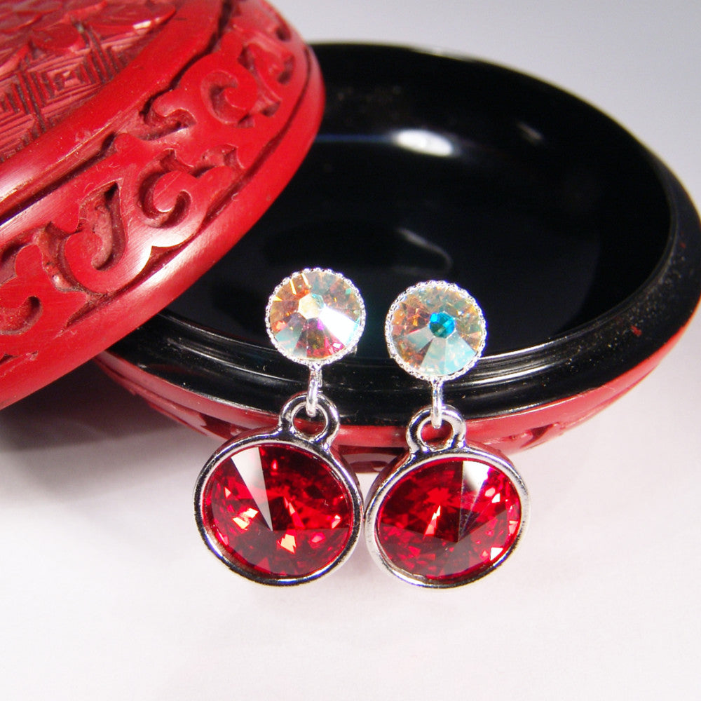 Detailaufnahme Kristall-Ohrstecker Rot und Opalschimmer, Swarovski-Kristalle in versilberter Fassung
