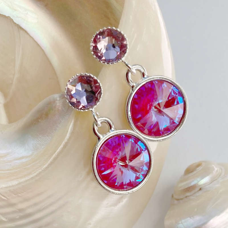 Kristall-Ohrstecker Pink und Violett getragen, funkelnde Swarovski-Kristalle