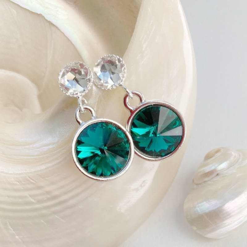 Detailaufnahme Kristall-Ohrstecker Smaragdgrün und Kristall, Swarovski-Kristalle in versilberter Fassung