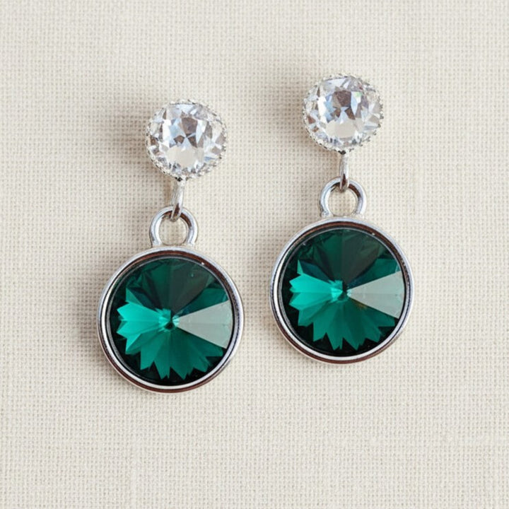 Kristall-Ohrstecker Smaragdgrün und Kristall mit Swarovski-Kristallen, versilbert – Perlotte Schmuck