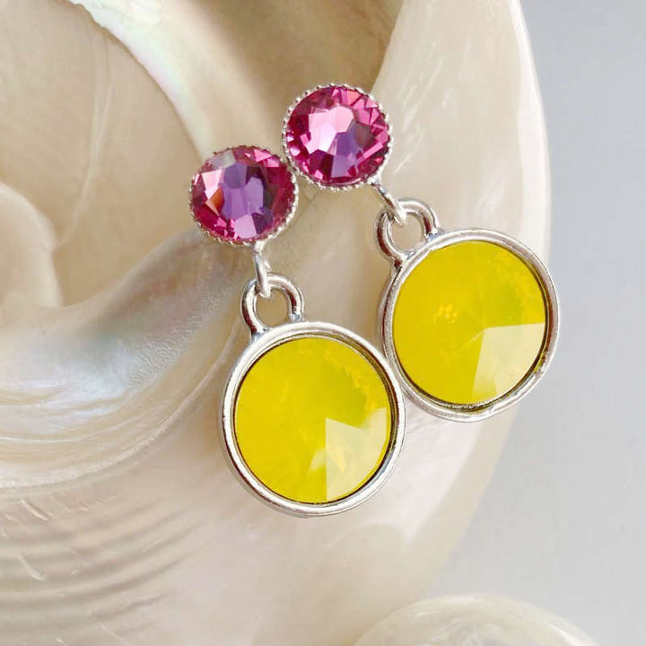 Detailaufnahme Kristall-Ohrstecker Neongelb und Pink, Swarovski-Kristalle in versilberter Fassung