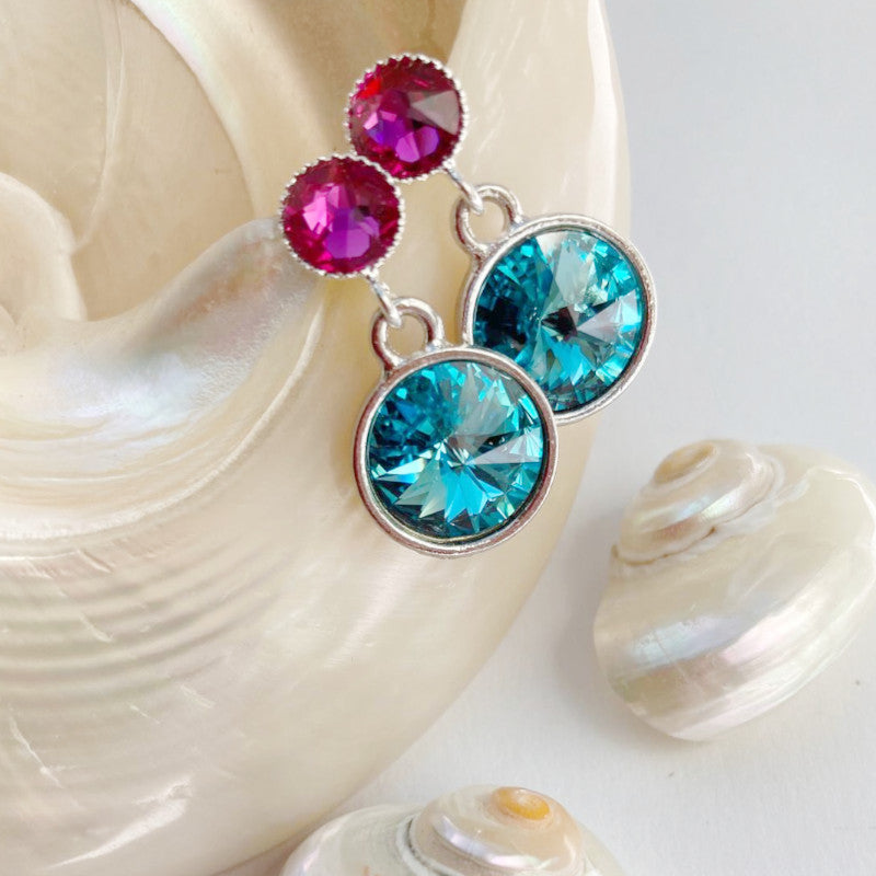 Detailaufnahme Kristall-Ohrstecker Türkis und Fuchsia, Swarovski-Kristalle in versilberter Fassung
