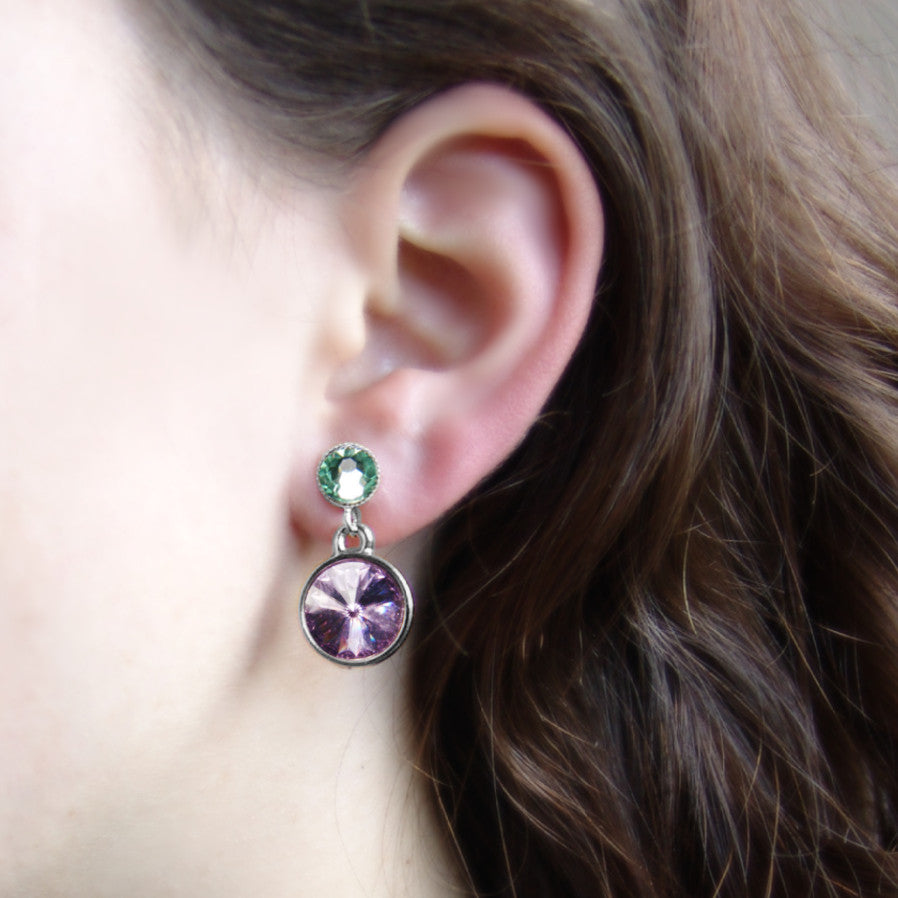 Kristall-Ohrstecker Violett und Grün getragen, funkelnde Swarovski-Kristalle