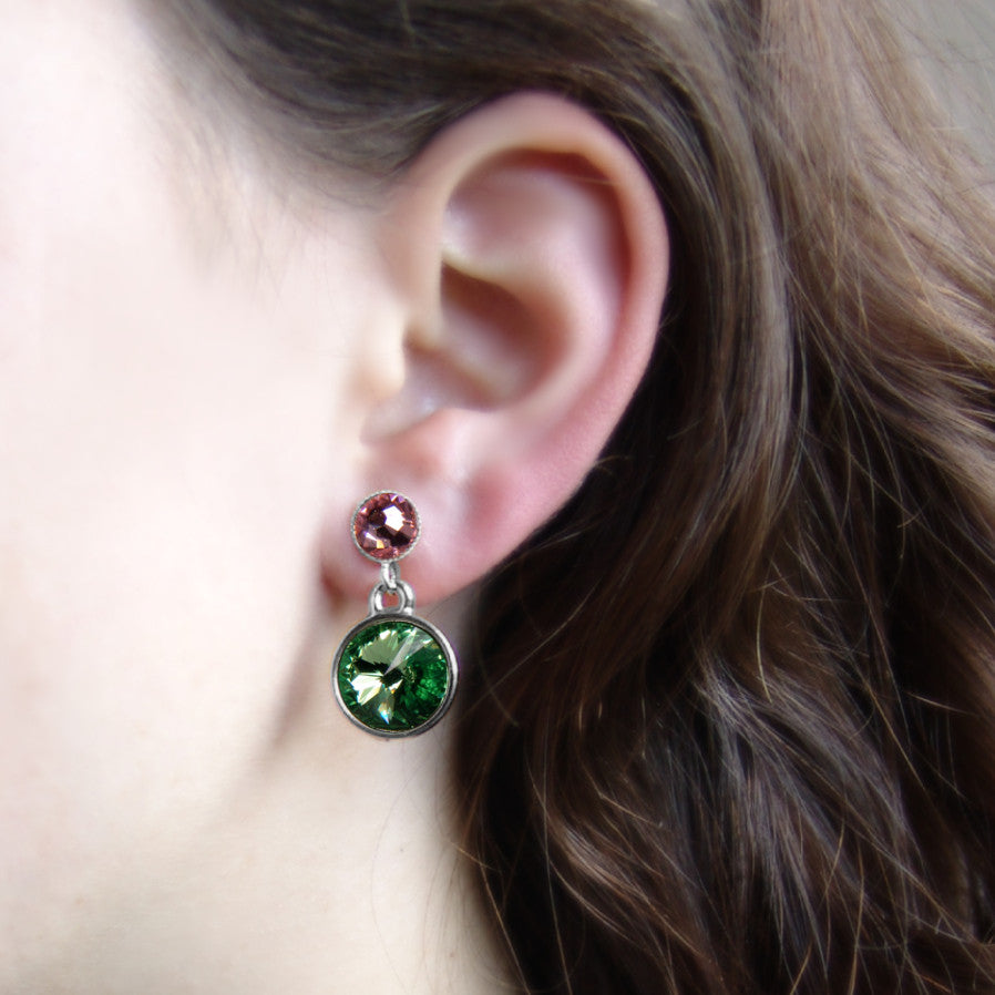 Kristall-Ohrstecker Grün und Rosa getragen, funkelnde Swarovski-Kristalle