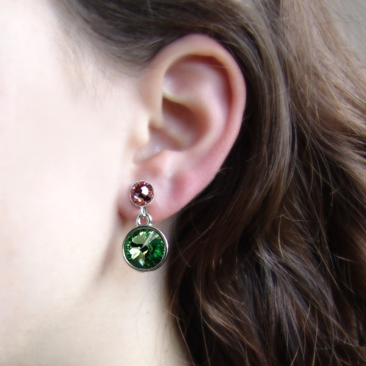 Kristall-Ohrstecker Grün und Rosa getragen, funkelnde Swarovski-Kristalle
