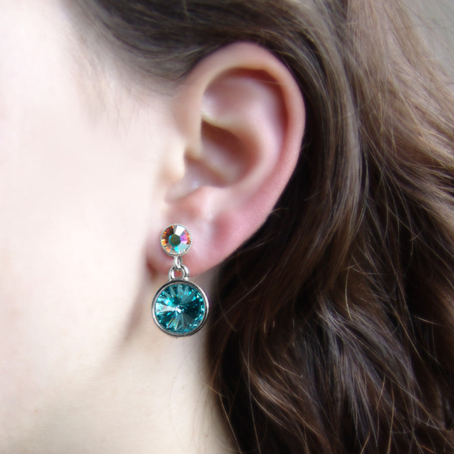 Kristall-Ohrstecker Aquamarin und Opalschimmer getragen, funkelnde Swarovski-Kristalle