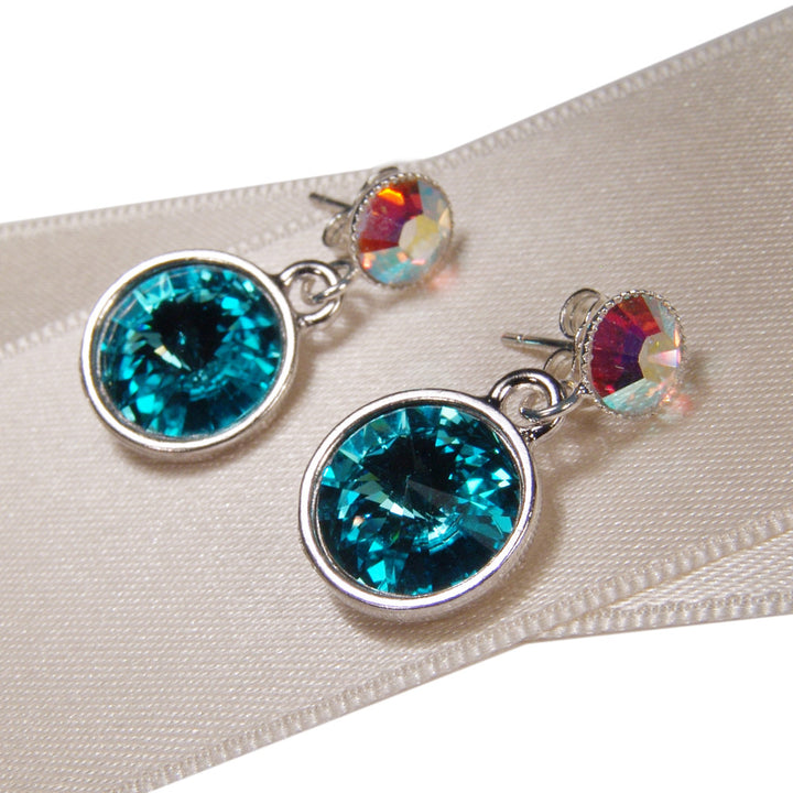 Detailaufnahme Kristall-Ohrstecker Aquamarin und Opalschimmer, Swarovski-Kristalle in versilberter Fassung
