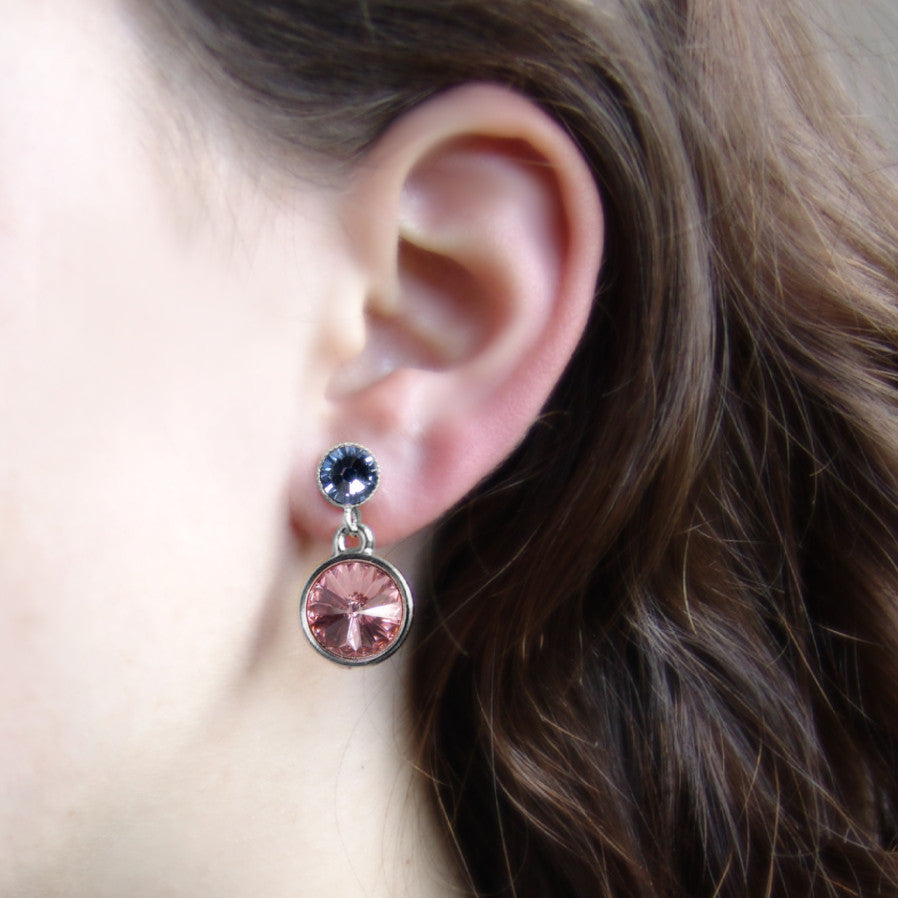 Kristall-Ohrstecker Rosa und Blau getragen, funkelnde Swarovski-Kristalle