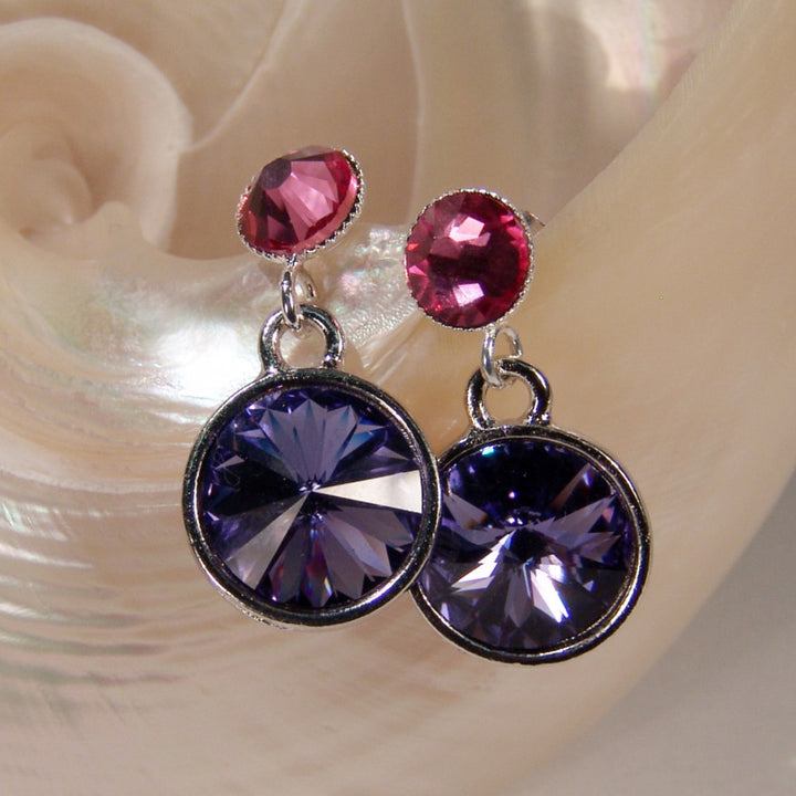 Detailaufnahme Kristall-Ohrstecker Blauviolett und Rosa, Swarovski-Kristalle in versilberter Fassung