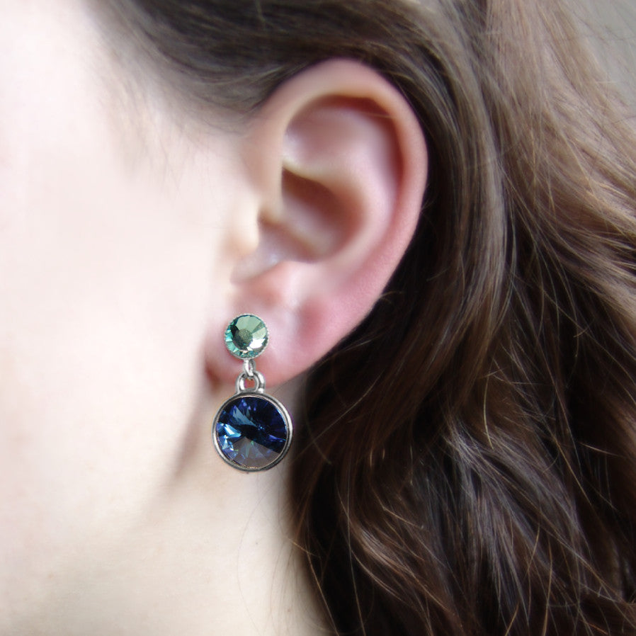 Kristall-Ohrstecker Dunkelblau und Grün getragen, funkelnde Swarovski-Kristalle