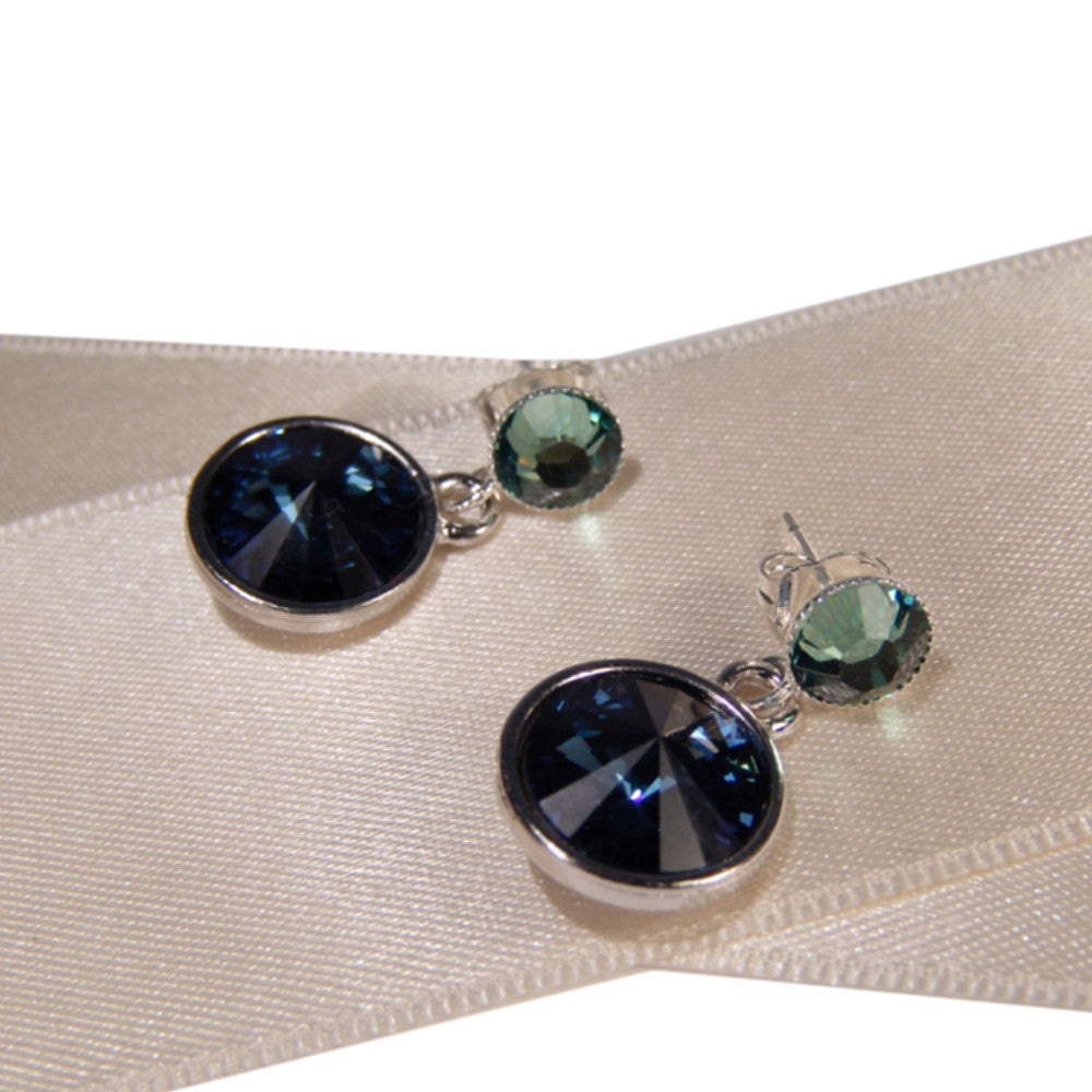 Detailaufnahme Kristall-Ohrstecker Dunkelblau und Grün, Swarovski-Kristalle in versilberter Fassung