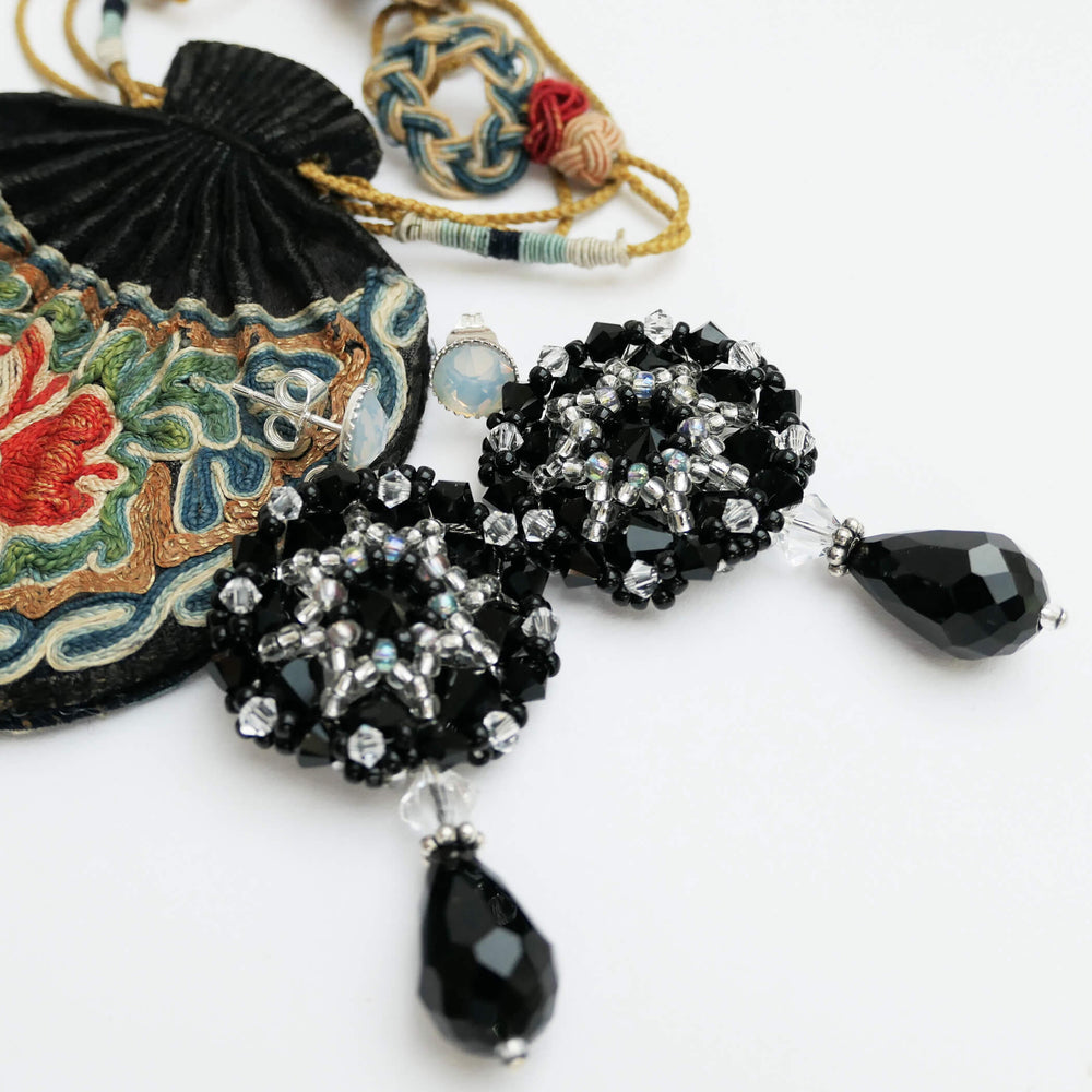 Schwarz-weiße Tropfen-Ohrringe mit Swarovski Kristallen