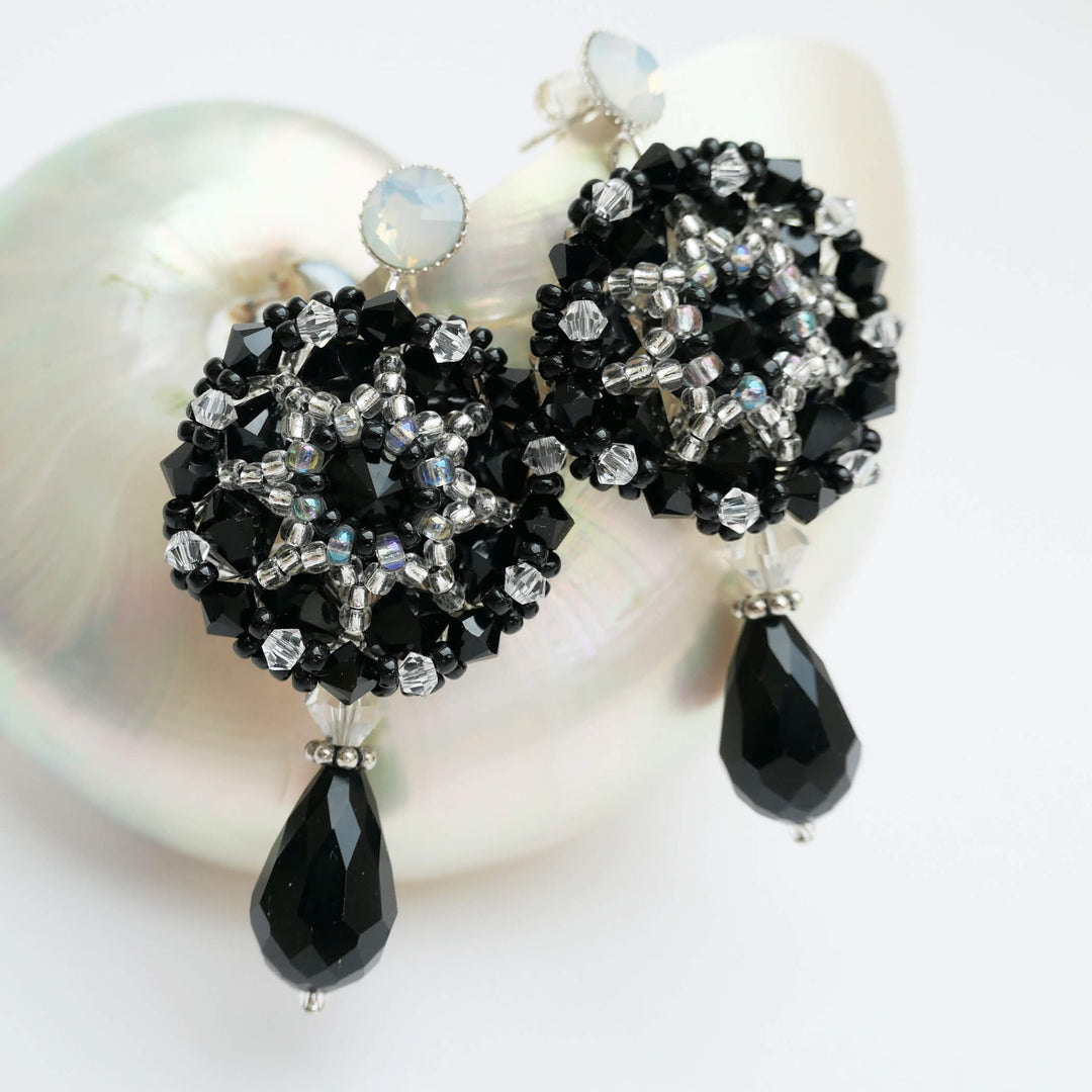 Schwarz-weiße Tropfen-Ohrringe mit Swarovski Kristallen