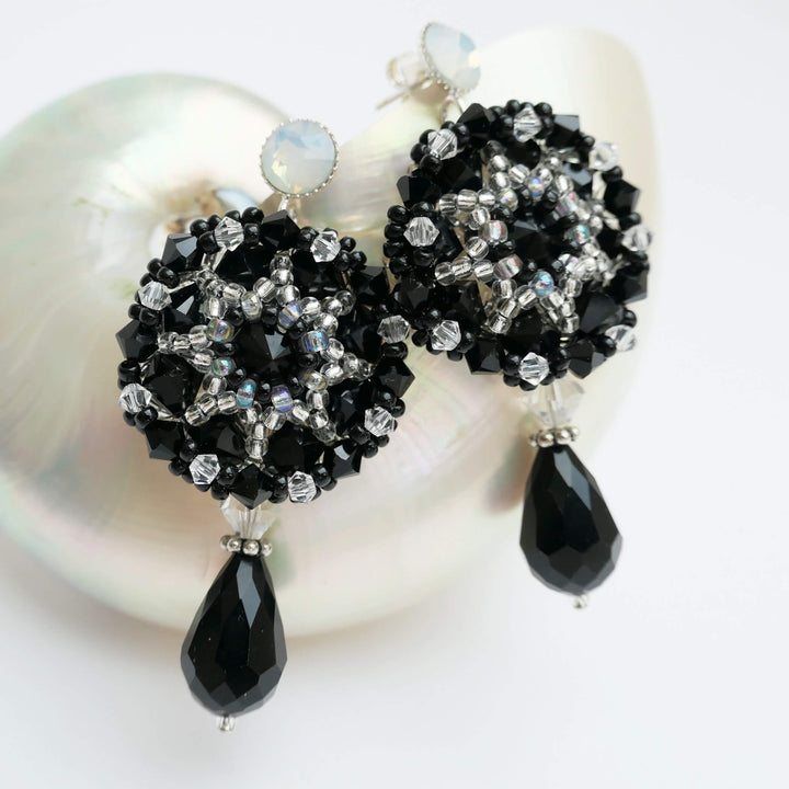 Schwarz-weiße Tropfen-Ohrringe mit Swarovski Kristallen