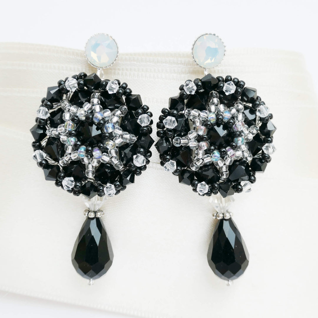 Schwarz-weiße Tropfen-Ohrringe mit Swarovski Kristallen
