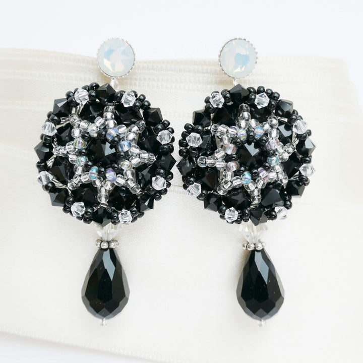 Schwarz-weiße Tropfen-Ohrringe mit Swarovski Kristallen