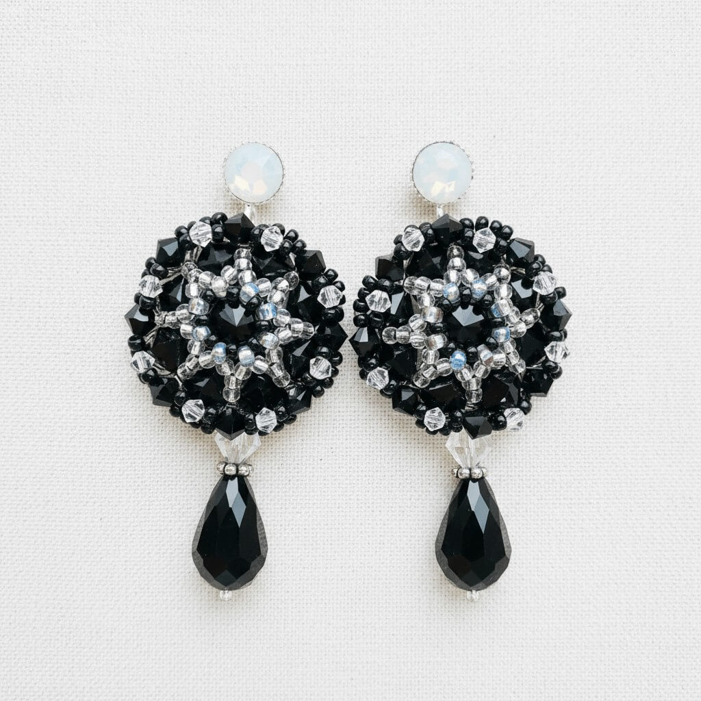 Schwarz-weiße Tropfen-Ohrringe mit Swarovski Kristallen