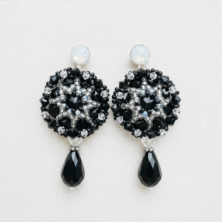 Schwarz-weiße Tropfen-Ohrringe mit Swarovski Kristallen