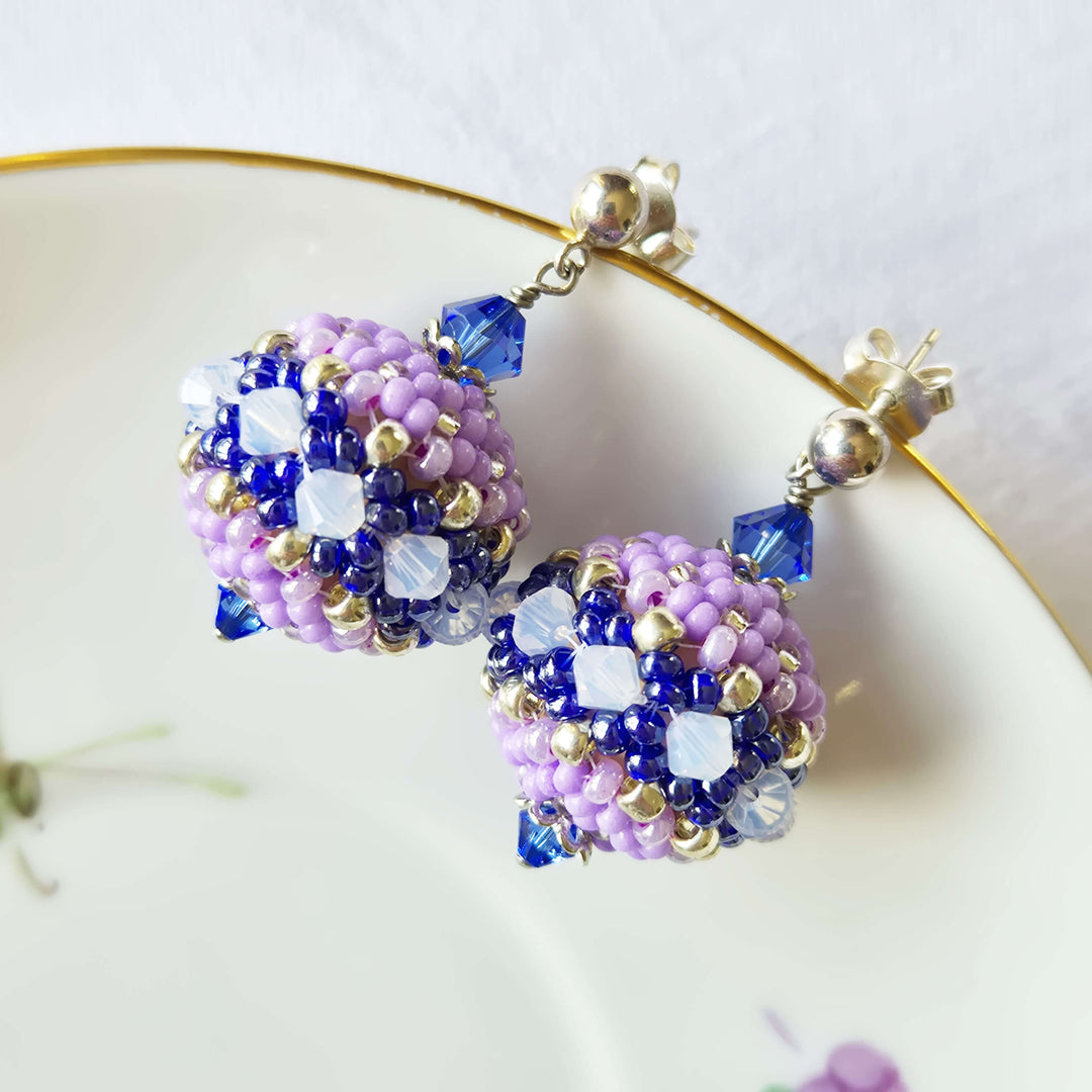 Silberne Kugel-Ohrringe mit violett-blauen Kristallen