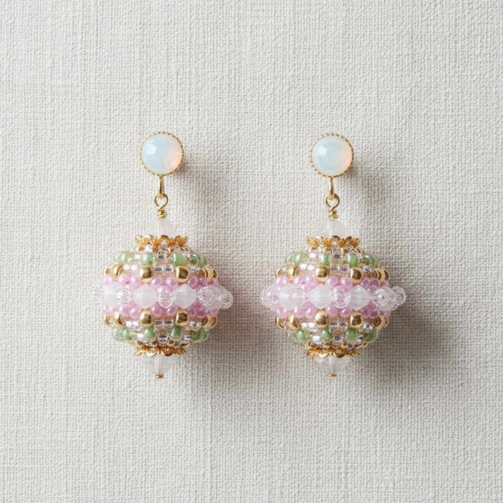 Rocailles-Kugel-Ohrringe in zarten Rosa-Pastelltönen mit Swarovski Kristallen. 
